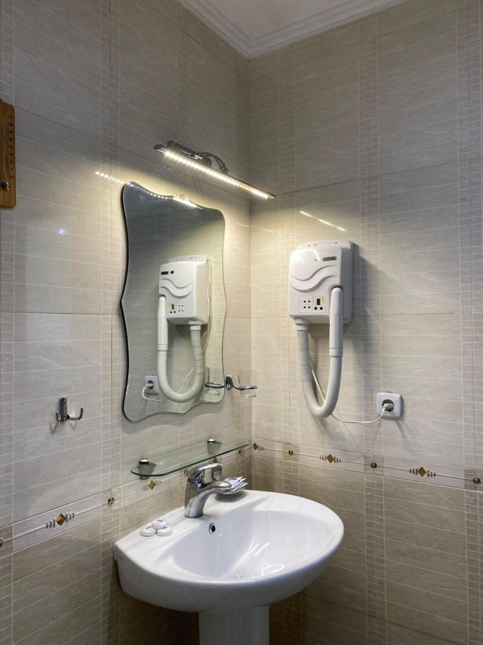 Tri Korony Hotel Cholpon-Ata Kültér fotó